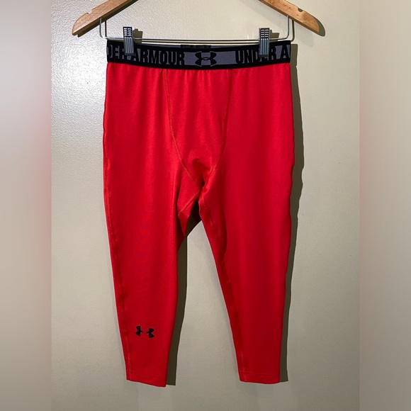 Under Armour: Red and Black HeatGear Compression Cropped Leggings - Picture 6 of 15